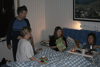 Pappa Kjell, mamma Rut och Annalina uppvaktar. Oscar och Jonas bakom kameran.