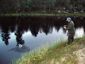 Roger drillar halvkilosfisk som fick simma vidare.