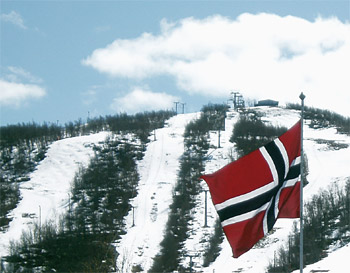 En hel del snö kvar i backarna som synes.