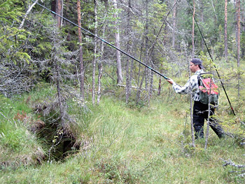 Igor bäckmetar i en liten bäck.