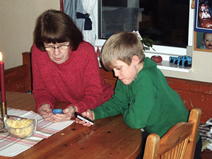 Oscar och farmor kollar telefonen