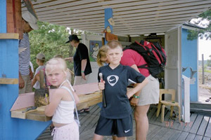 Amanda och Oscar snickrar