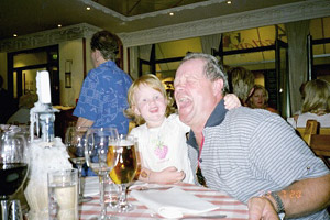 Amelia och farfar trivs på restaurang Agaton