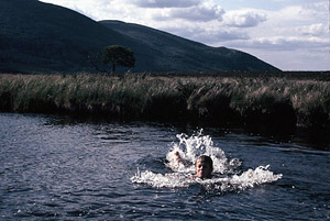 Oscar badar i bäcken