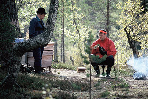 Ove och Dan i samspråk vid fikat vid Viltallen