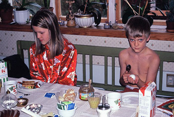 Oscar och Annalina äter frukost.