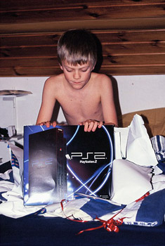 Oscar och hans mycket efterlängtade Playstation 2!